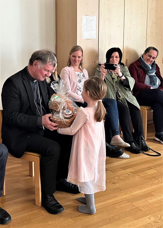 Unser Bischof Manfred zu Besuch im Kindergarten / © Pfarrcaritas Kindergarten Linz - Hl. Familie Unser Bischof Manfred zu Besuch im Kindergarten