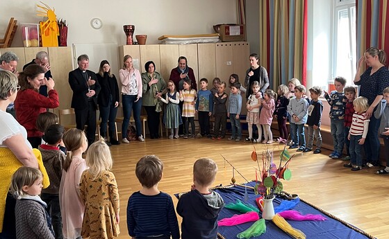 Unser Bischof Manfred zu Besuch im Kindergarten / © Pfarrcaritas Kindergarten Linz - Hl. Familie Unser Bischof Manfred zu Besuch im Kindergarten