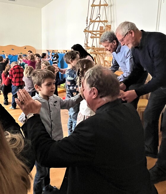Unser Bischof Manfred zu Besuch im Kindergarten / © Pfarrcaritas Kindergarten Linz - Hl. Familie Unser Bischof Manfred zu Besuch im Kindergarten