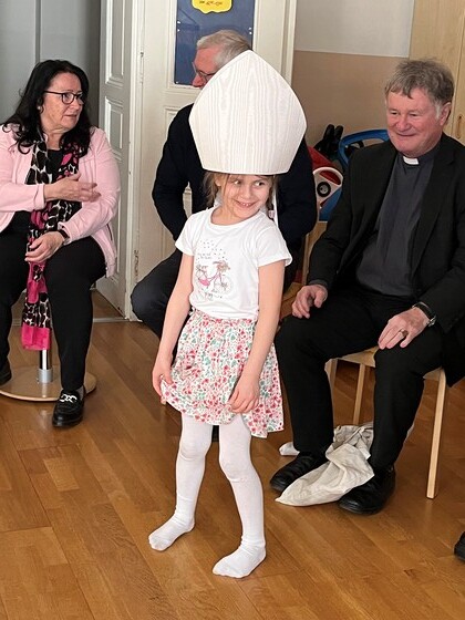 Unser Bischof Manfred zu Besuch im Kindergarten / © Pfarrcaritas Kindergarten Linz - Hl. Familie Unser Bischof Manfred zu Besuch im Kindergarten